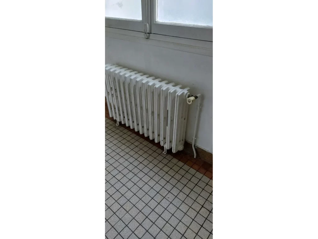 Ancien radiateur de chauffage central dans le bâtiment municipal à Meulan-en-Yvelines