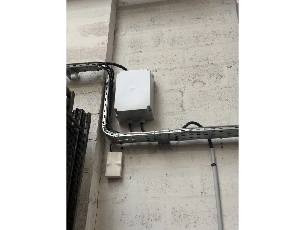 Coffret d’alimentation électrique contrôlé dans un local professionnel à Argenteuil