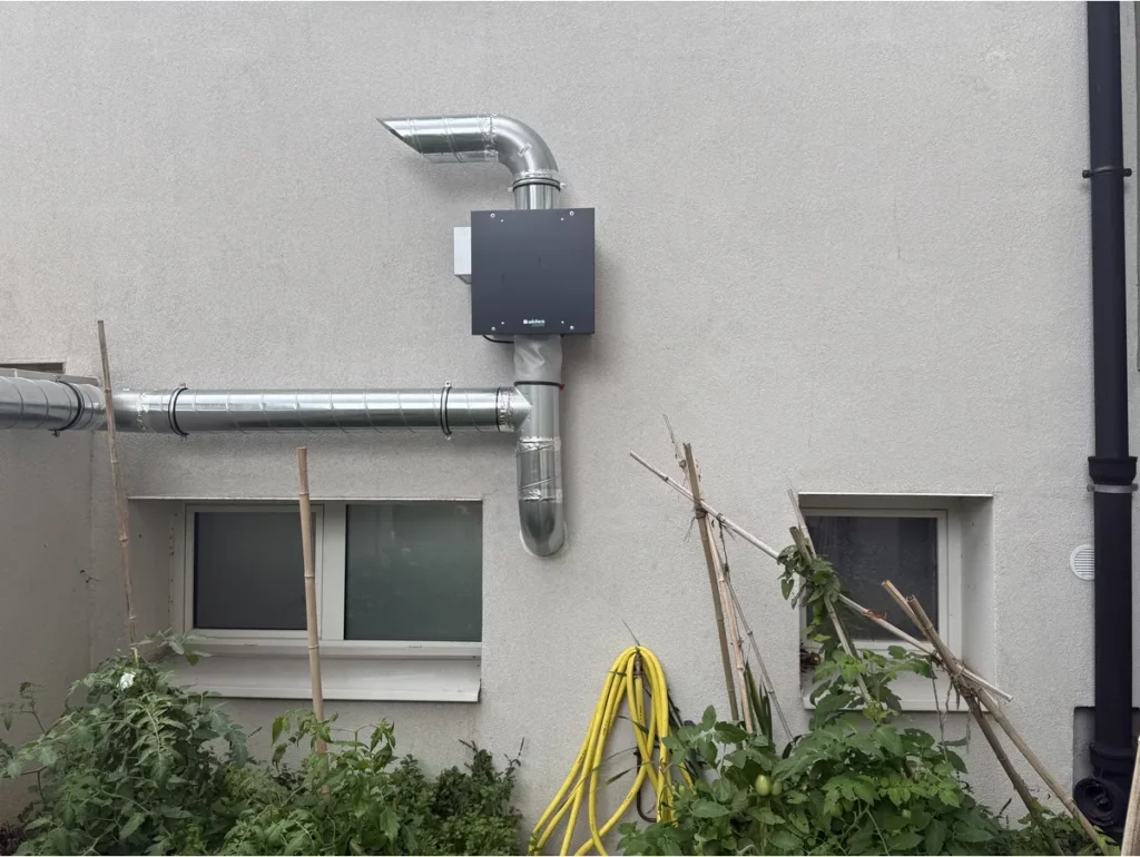 Caisson d’extraction d’air Aldes installé sur un bâtiment municipal à La Celle-Saint-Cloud