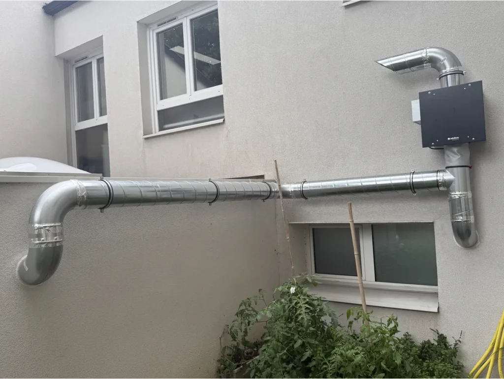 Gaines métalliques raccordées au caisson d’extraction d’air à La Celle-Saint-Cloud
