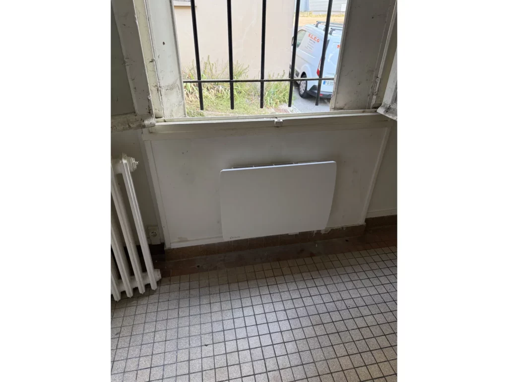 Radiateur électrique installé en remplacement du chauffage central à Meulan-en-Yvelines