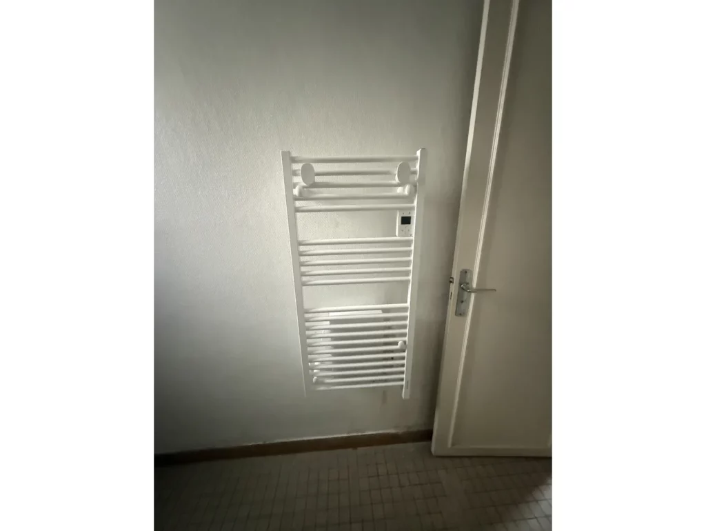 Sèche-serviettes électrique installé dans un bâtiment municipal à Meulan-en-Yvelines