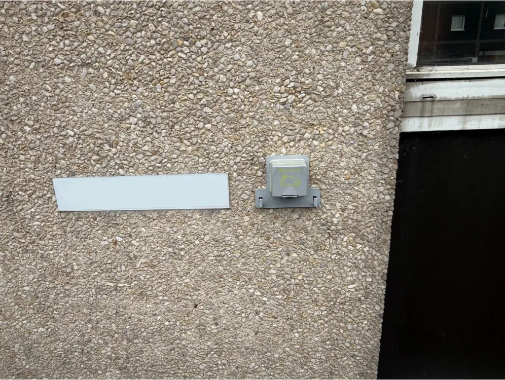 Prise Green’Up installée en façade pour la recharge d’un véhicule à Argenteuil