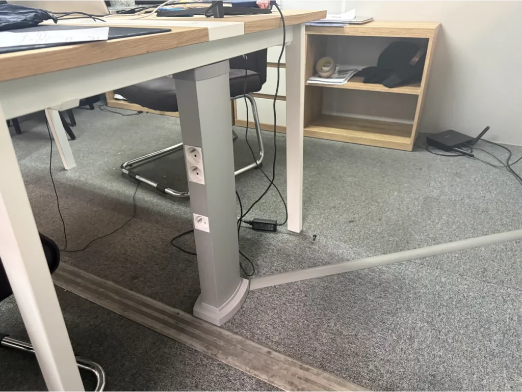 Colonnette de bureau équipée de prises électriques à Argenteuil