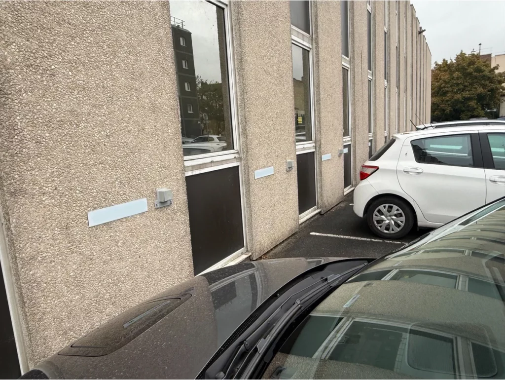 Prises Green’Up pour recharge de véhicules électriques installées en façade à Argenteuil
