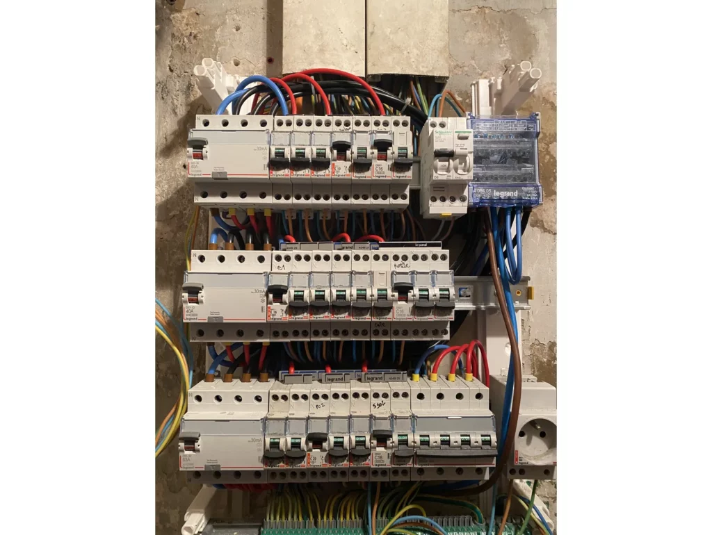 Câblage du tableau électrique pendant la rénovation à Conflans-Sainte-Honorine