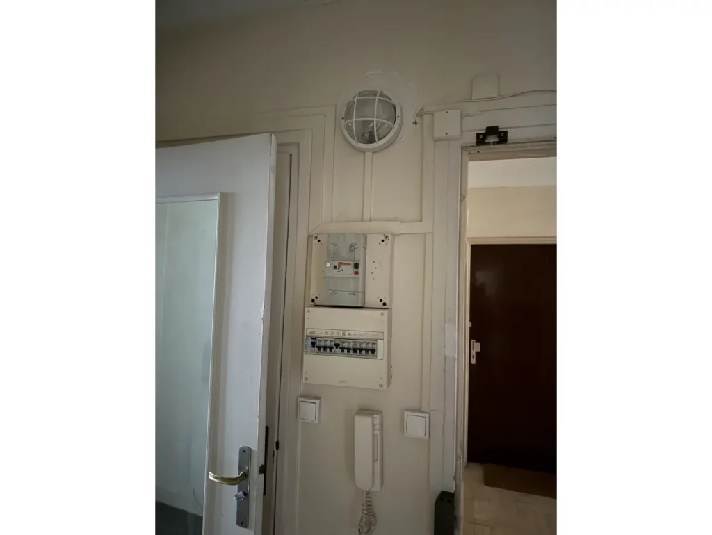 Ancienne installation électrique avant rénovation à La Celle-Saint-Cloud
