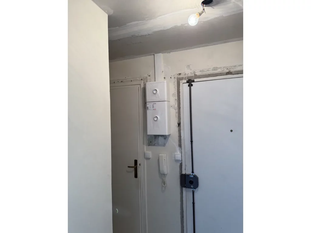 Entrée avec faux plafond et installation électrique rénovée à La Celle-Saint-Cloud